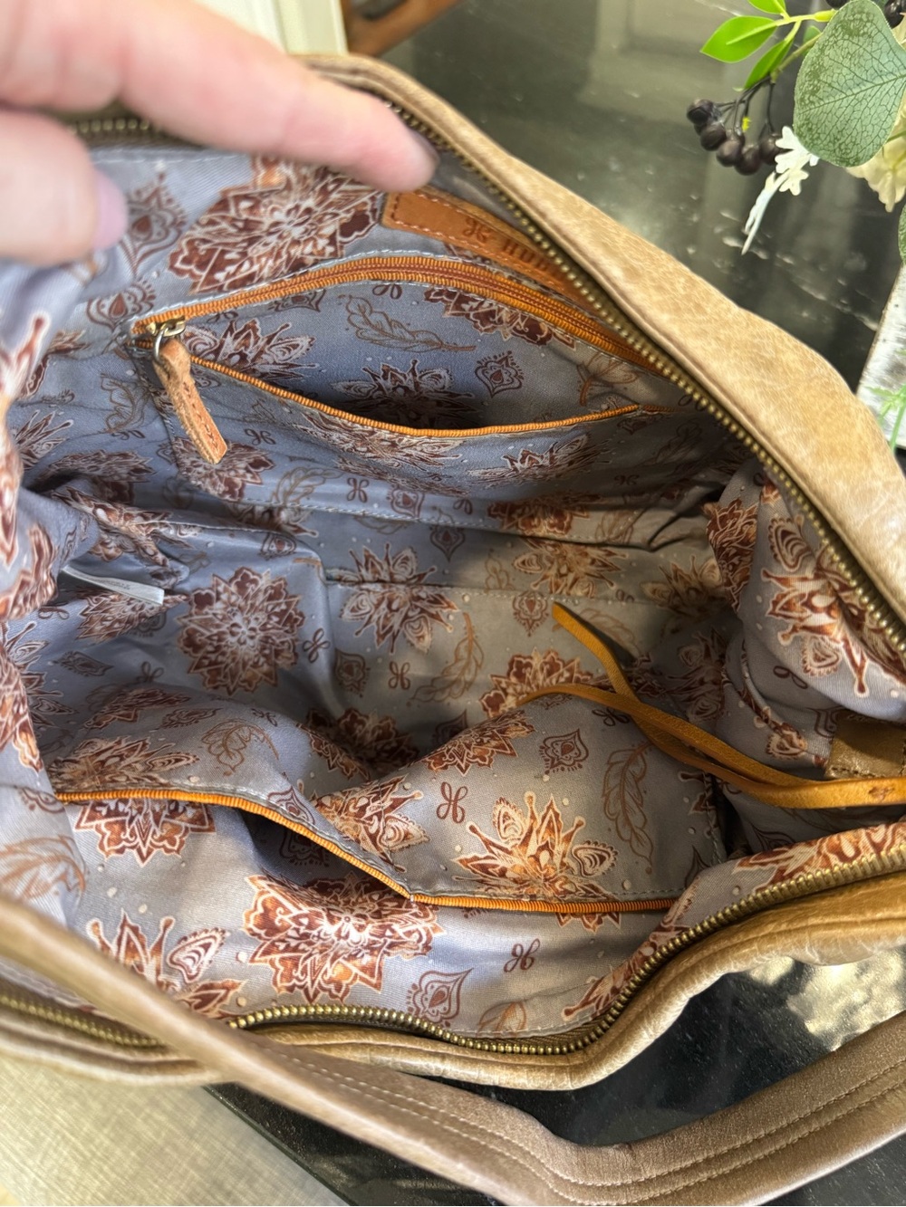 HOBO Delilah Vintage Hide Leather Shoulder Bag Brown/Taupe - Picture 4 of 13
